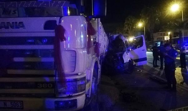 Tur minibüsü, kamyona çarptı: İsviçreli doktor öldü, 11 yaralı