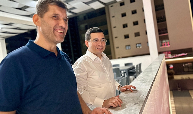 Tütüncü Çetin’e kütüphaneyi gezdirdi