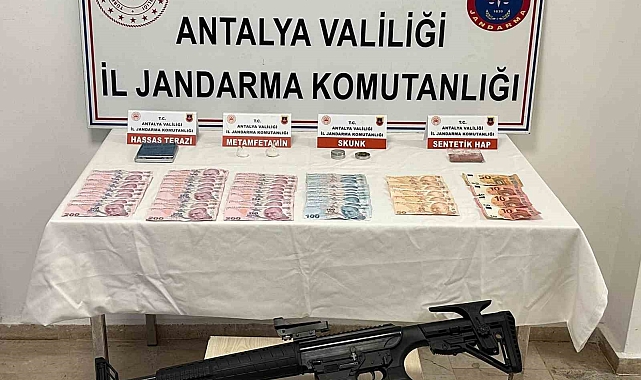 Yakalanacaklarını anlayınca uyuşturucuyu klozete attılar