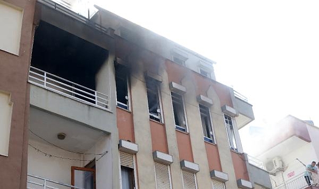Yanan evdeki kadını kuryeler kurtardı; köpekleri ile yangından kaçtılar
