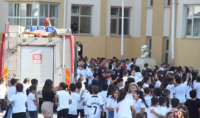 Yangına geldiler, öğrencilerin sevgi seliyle karşılaştılar