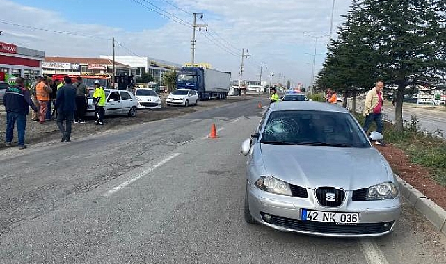 Yolun karşısına geçerken otomobilin çarptığı yaya yaralandı; o anlar kamerada