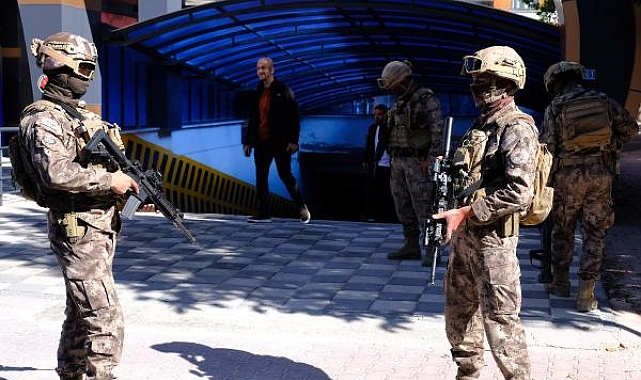 Youtuber canlı yayında intihara kalkıştı; polis iknaya çalışırken kaçtı