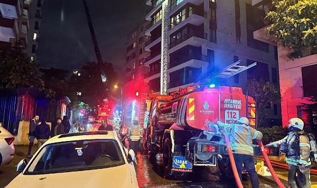 14 katlı metruk binanın çatısına yıldırım düştü 