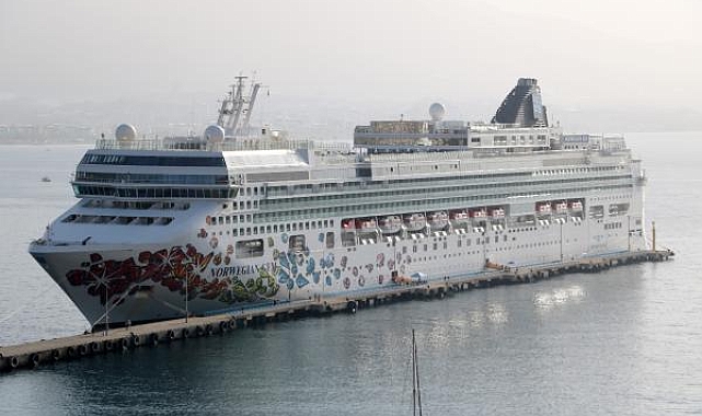 1753 turistin bulunduğu kruvaziyer, Alanya'ya demirledi