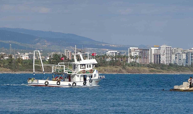 Akdeniz'de fırtına sonrası tekneler açılmaya başladı