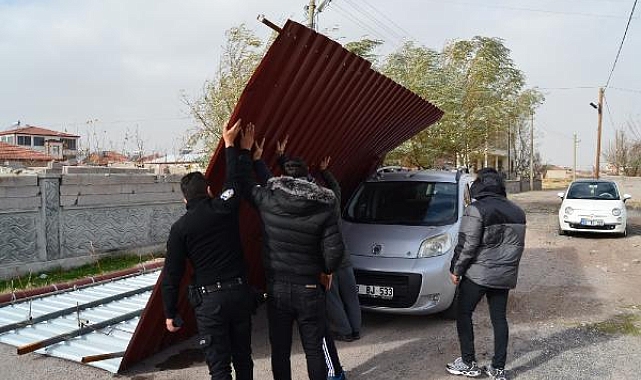 Aksaray'da fırtına; seyir halindeki otomobilin üzerine çatı düştü
