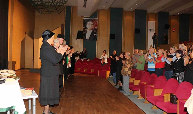 Aktif Yaşlılar'dan tiyatro gösterisi