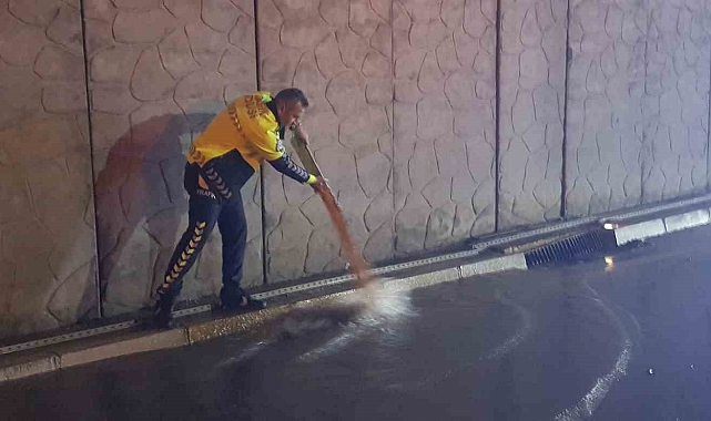 Alanya'da polislerin su dolu alt geçitte trafik çilesi