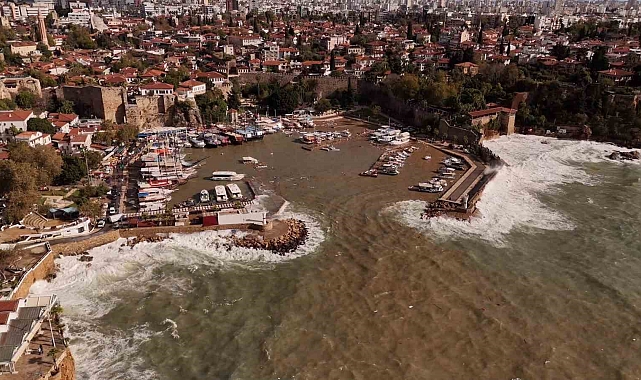 Antalya'da 'i tur, 3 teknenin battığı liman havadan görüntülendi