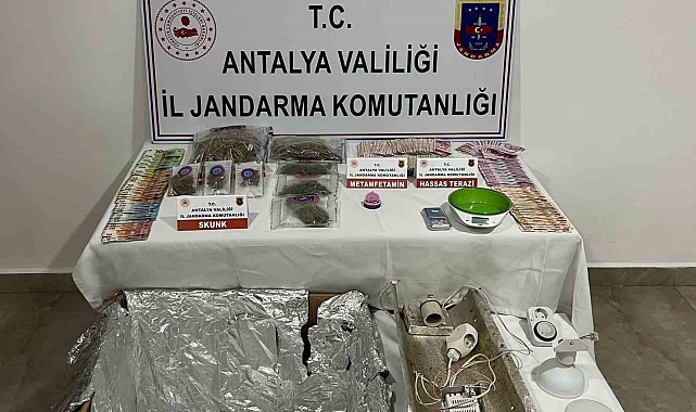 Antalya'da ruhsatsız silah ve uyuşturucu operasyonu: 3 şüpheli yakalandı