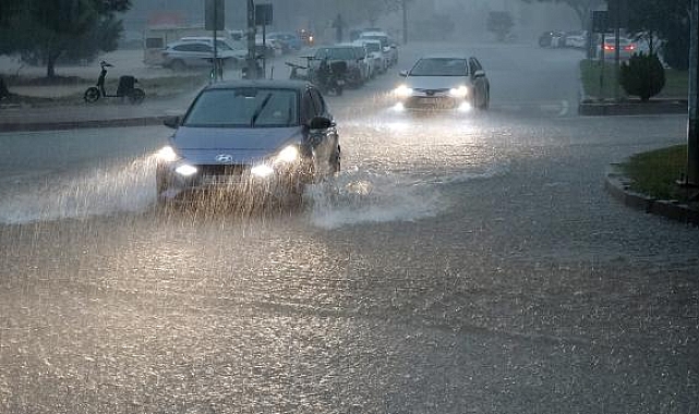 Antalya'da şiddetli yağmur ve fırtına devam ediyor