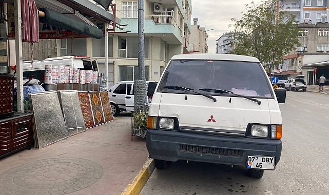 Araçların lastiklerine dadanan adam mahalleliyi canından bezdirdi