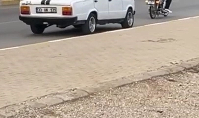 Arızalanan otomobili motosiklete bağlanan halatla çektiler