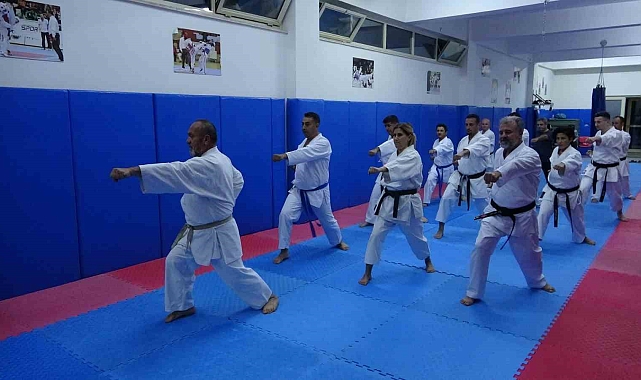 Aynı karate salonu öğrencileri, 30 yıl sonra tekrar bir araya gelerek idman yaptı