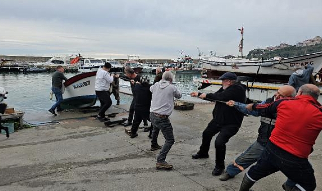Balıkçılar kayıklarını karaya çıkardı