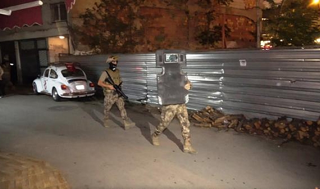 Balkona çıkıp, etrafa gösterdiği tabancayı başına dayadı; polis ikna etti
