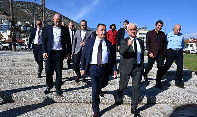 Başkan Böcek: "Finike'ye Cumhuriyet Meydanı çok yakıştı"