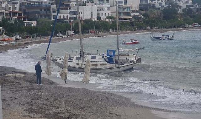 Bodrum'da kuvvetli rüzgar; balıkçı tekneleri hasar gördü, yelkenli karaya oturdu