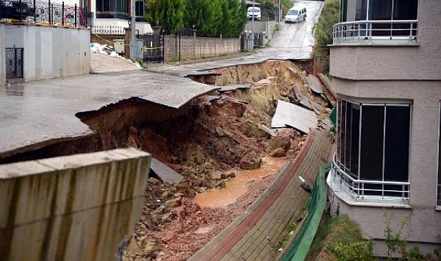 Bursa'da çöken yol, yağıştan sonra yeniden yapılacak