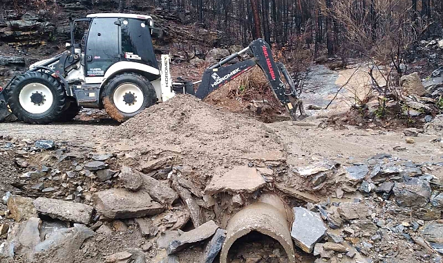 Büyükşehir ekipleri kapanan yolları açtı
