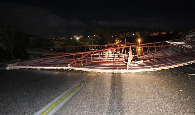 Denizli'de kuvvetli rüzgar; çatılar uçtu, ağaçlar devrildi
