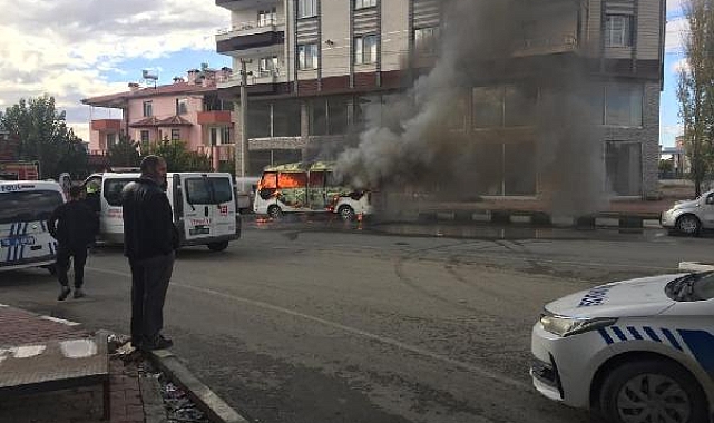 Elektrik kontağından çıkan yangında minibüs hurdaya döndü