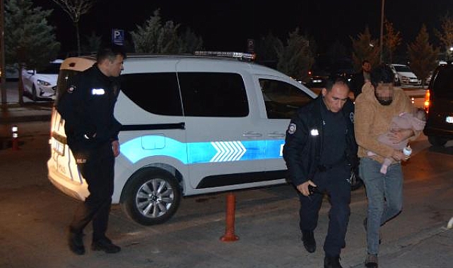 Eşini bıçaklayan şüphelinin gözaltına alınırken kucağındaki bebek, devlet korumasında