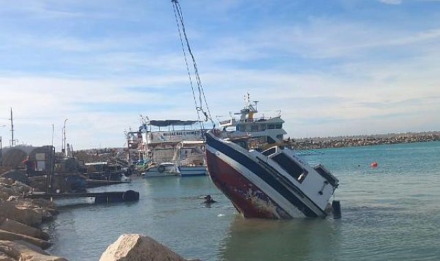 Fırtınada batan balıkçı teknesi vinçle çıkarıldı