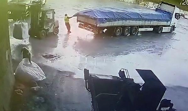 Forklift ile dorse arasında sıkışan şoför öldü; olay anı kamerada