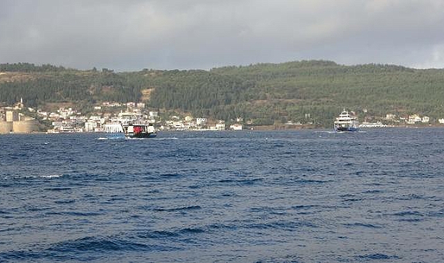 Gökçeada ve Bozcaada feribot seferlerine 'fırtına' engeli