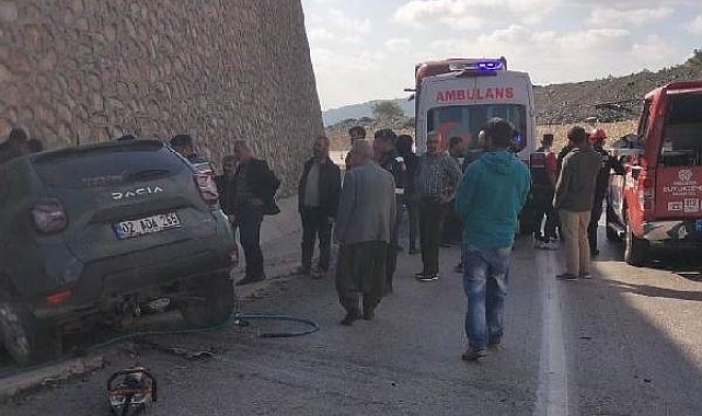 Hafif ticari araçla kamyon çarpıştı: 1 ölü, 1 yaralı