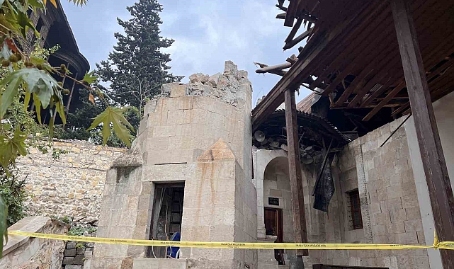 Hasarlı cami ibadete açılmayı bekliyor
