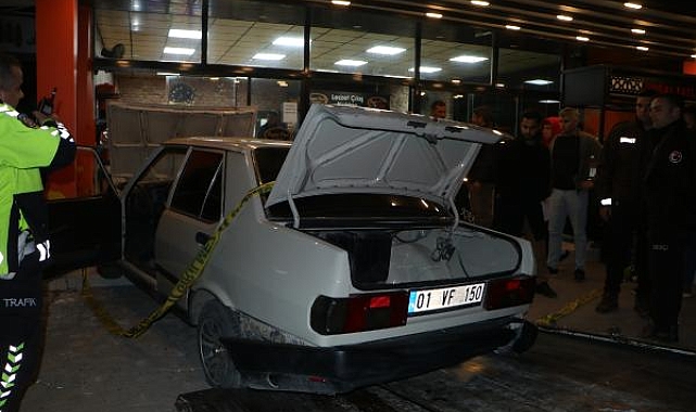 İş yerinin önünde otururken otomobilin çarpması sonucu öldü; kaza anı kamerada