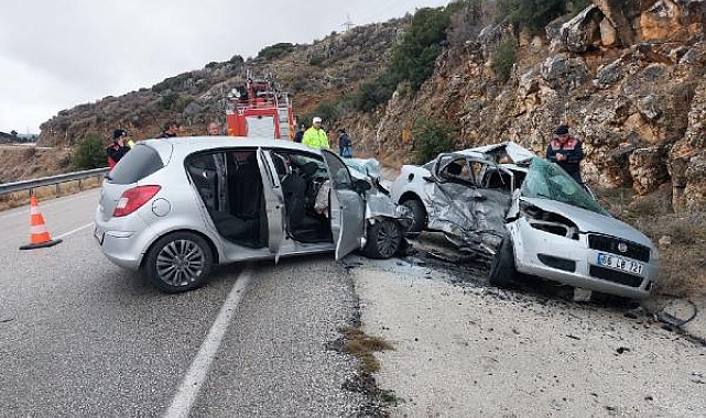 Isparta'da otomobiller çarpıştı; 1 ölü, başhekim ile 3 sağlıkçı yaralı