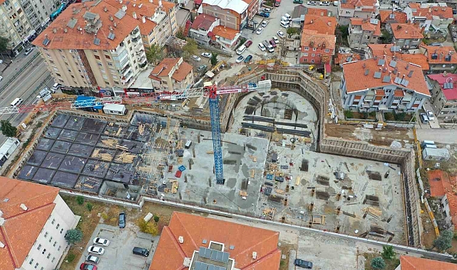 Isparta&#039;da yeraltı 3 katlı otopark inşaatında çalışmalar sürüyor