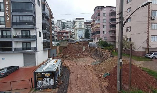 İstinat duvarı çöktü, 6 katlı apartman boşaltıldı