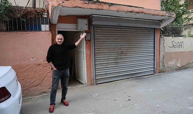 Kamyonet balkona çarptı, ev sahibi deprem oldu zannetti