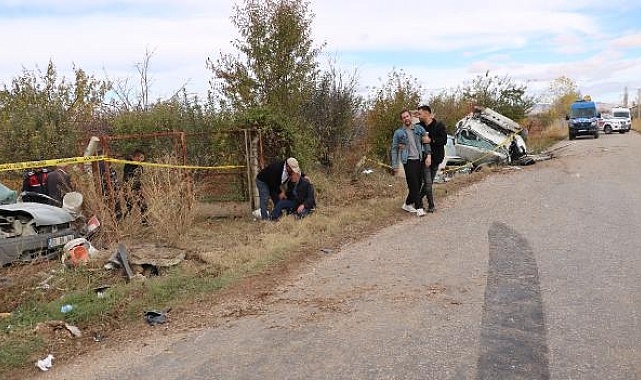 Kamyonetle hafif ticari araç çarpıştı; 2 ölü, 3 yaralı