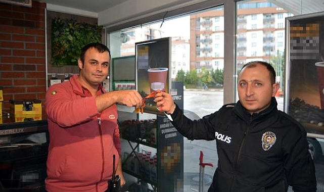 Kasiyer, yolda bulunan cumhuriyet altınlarını polise teslim etti