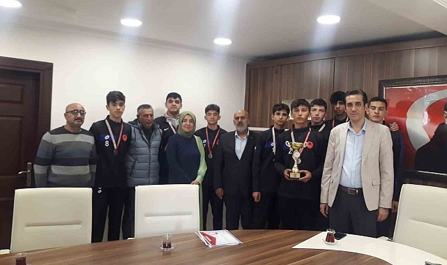 Kaymakam Topsakaloğlu, dereceye giren sporcuları kabul etti