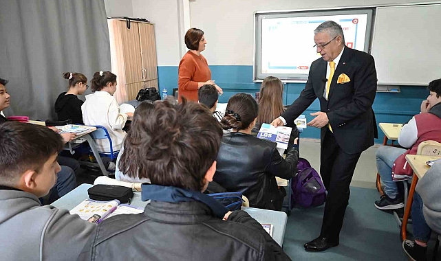 Kemer&#039;de, öğrencilere ücretsiz LGS soru bankası dağıtıldı