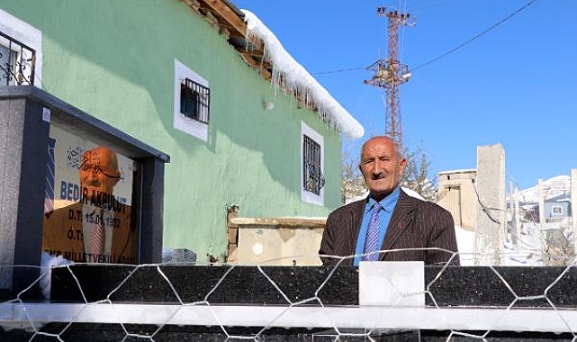 Kravat tutkunu Bedir Akbulut, evinin önüne kendi mezarını yaptırdı