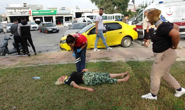 Manavgat'ta ters yönden giden otomobil ile ticari taksi çarpıştı: 2 yaralı