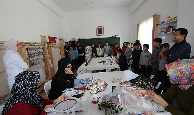 Öğrencilere kilim dokuma dersi