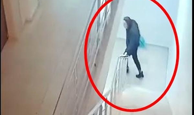 Önce ayakkabıyı denedi, sonra poşet koyup kaçtı