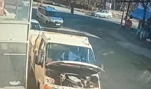 Otomobilin elektrikli bisiklete çarptığı kaza, kamerada
