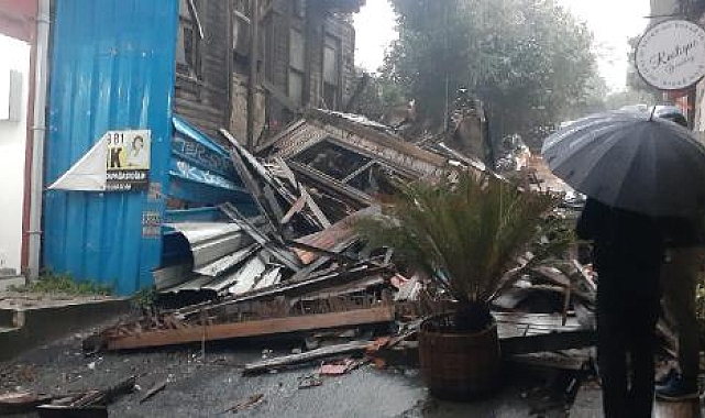 Sarıyer'de metruk bina çöktü