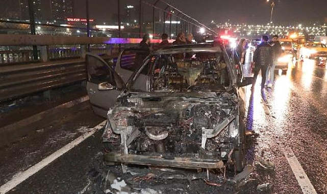 Seyir halindeki otomobil alev alev yandı