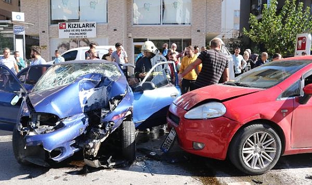 Sınav dönüşü kaza; sürücü sıkıştı; 1'i bebek 5 çocuk yaralı